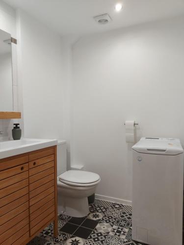 a white bathroom with a toilet and a sink at Le Marché Cosy à Vernon-Giverny - Claude Monet - Downtown in Vernon