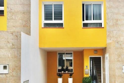 um edifício amarelo e branco com janelas em MIRADOR DE MERESE em Jerez de la Frontera