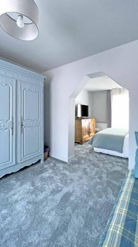 une chambre avec un lit et une commode dans l'établissement Villa René, à Villers-sur-Mer