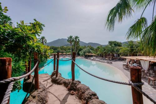 Blick auf den Pool eines Resorts in der Unterkunft Il Monastero in Geremèas