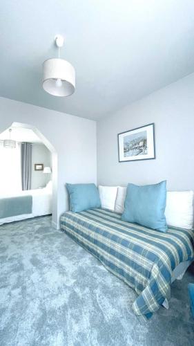 Cette chambre comprend un lit. dans l'établissement Villa René, à Villers-sur-Mer