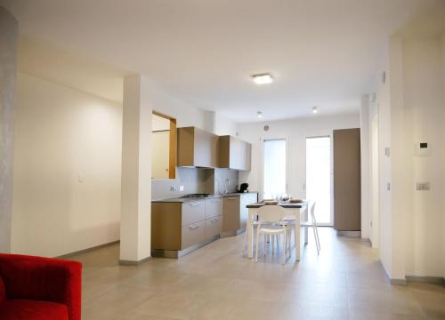 a kitchen and living room with a table and chairs at Ristoro 5 - Splendido 100 mq, nuovo e luminoso in Preganziol