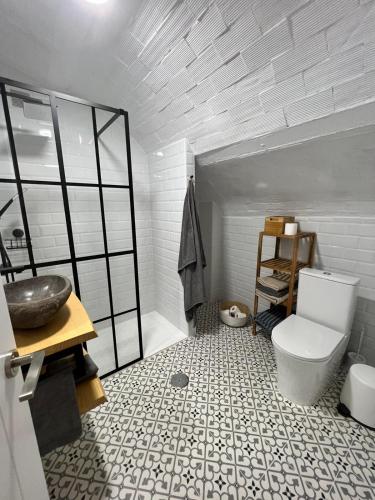 ein Bad mit WC und Waschbecken in der Unterkunft Apartamentos Buganvilla Roquetas de Mar in Roquetas de Mar