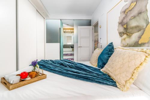 馬德里的住宿－My City Home - Beautiful apartment at Chamartín，一间卧室配有一张带蓝色枕头的大床