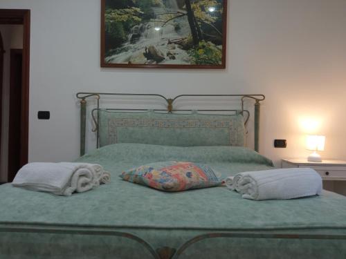 una camera con un letto con due cuscini sopra di Casale degli Angeli Ostuni a Cisternino