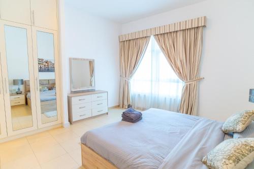 Postel nebo postele na pokoji v ubytování Stunning Furnished 2BR Apt in the heart of Dubai Marina- EVA