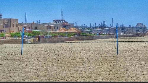 a volley ball net in the middle of a beach at شالية 180م بالروف 180م قرية هليوبيتش الساحل الشمالي للايجار للعائلات فقط in Dawwār ‘Abd al Qādir Qāsim