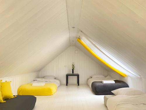 Cette chambre mansardée comprend 2 lits. dans l'établissement Maasikmäe- unustamatu puhkus looduse vaikuses, à Tagaküla