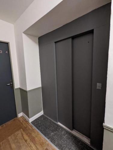 une pièce vide avec deux portes coulissantes dans un bâtiment dans l'établissement Studio Cosy proche Gare et Centre Ville, à Lourdes