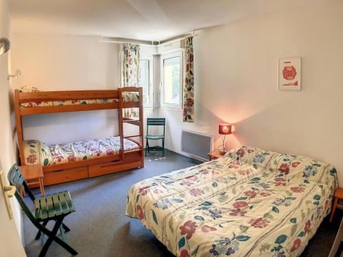 1 dormitorio con 2 literas y 1 cama en Appartement 20, avec balcon, Résidence de l'Ars en Aulus-les-Bains