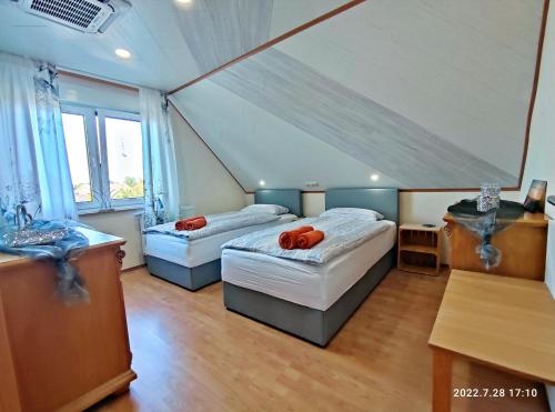 a bedroom with two beds and a table in a room at Mones Monteur- und Ferienwohnung in Klötze