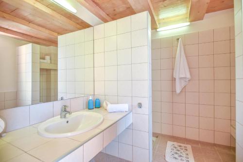 La salle de bains est pourvue d'un lavabo et d'un miroir. dans l'établissement Anatoli Apartments, à Agia Pelagia