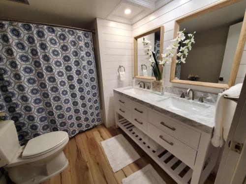 Et badeværelse på Sunset Beach oasis: Modern beach style on the sand