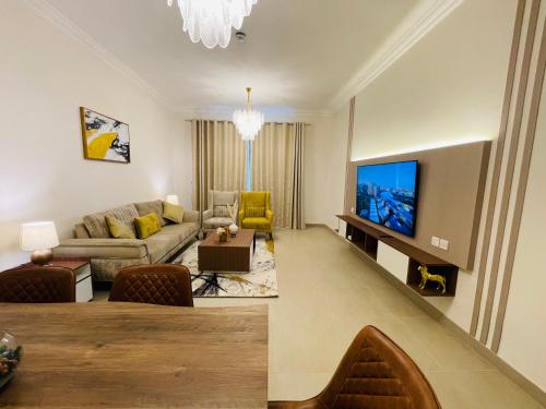 Телевизор и/или развлекательный центр в GOODWOOD SUITES HOMES VACATION