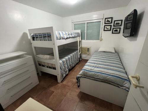 a small bedroom with a bunk bed and a bunk bedouble at Flat 601 Condominio Villa Hípica - Gravatá, PE in Gravatá