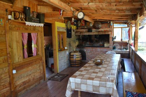 een eetkamer met een tafel en een keuken bij Drinski dragulj in Višegrad