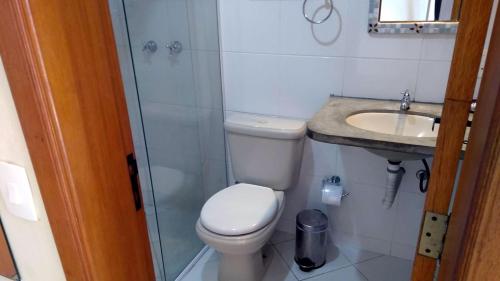 a small bathroom with a toilet and a sink at Pousada Mareilha in Ilhabela