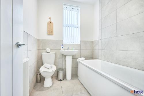 Salle de bains dans l'établissement Host Liverpool - Spacious Family Home by Aintree, Parking