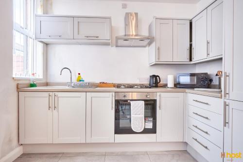 A cozinha ou kitchenette de Host Liverpool - Spacious Family Home by Aintree, Parking