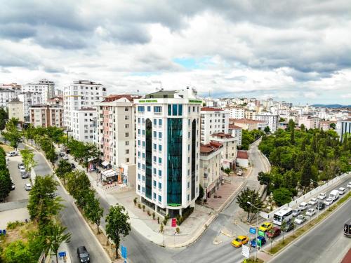 z góry widok na miasto z budynkami w obiekcie FONTANA VERDE w Stambule