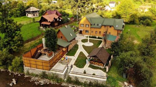 una vista aérea de una casa grande con patio trasero en Екосадиба Водограй, en Kvasy