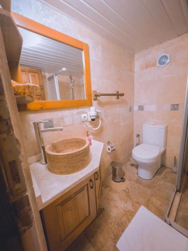 Ένα μπάνιο στο Local Cave House Hotel
