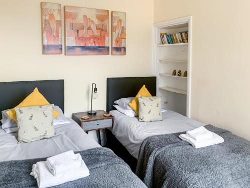 2 Betten nebeneinander in einem Zimmer in der Unterkunft Waverley Lodge - Quaint Victorian Home With Free Parking in York