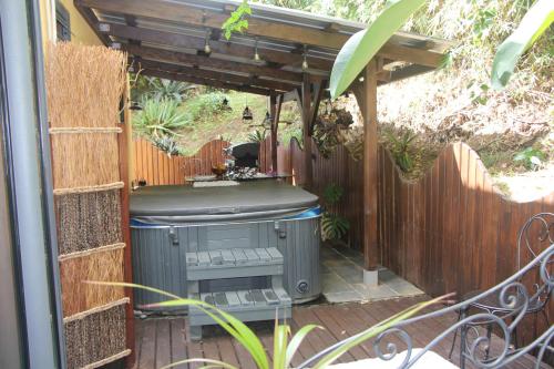 Galería fotográfica de LA LIANE DE JADE 974-Lodge Le Palissandre - jacuzzi privatif - piscine chauffée en Le Bois de Nèfles