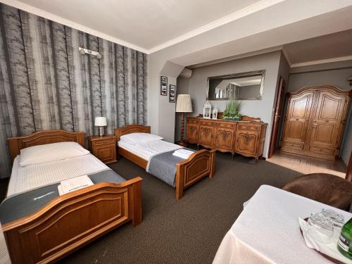 Ένα ή περισσότερα κρεβάτια σε δωμάτιο στο Noclegi-Restauracja Boss