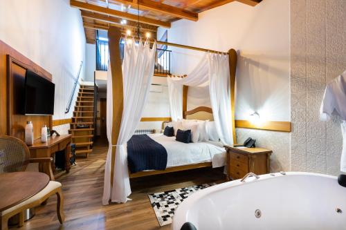 - une chambre avec un lit et une baignoire dans l'établissement Cerro Azul Hotel Fazenda, à Capão Alto