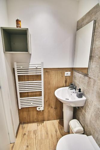 a bathroom with a sink and a toilet and a mirror at Affittacamere Sanbenedetto in San Benedetto del Tronto