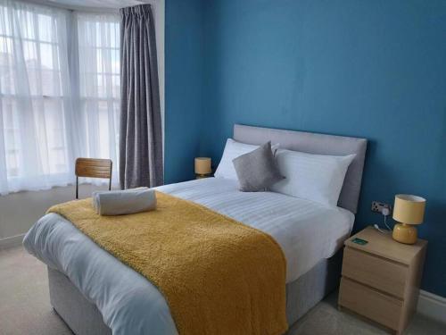 מיטה או מיטות בחדר ב-Apartment 2, Aberystwyth Town Centre