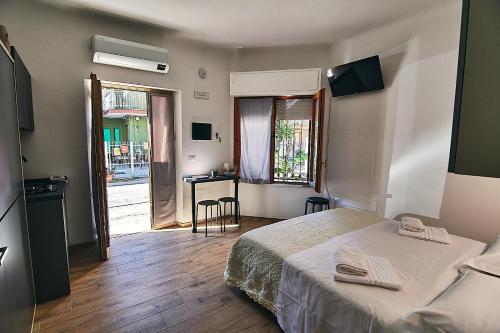 a bedroom with a bed and a desk with a window at Affittacamere Sanbenedetto in San Benedetto del Tronto