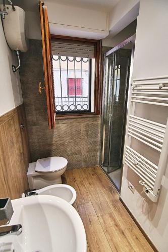 a bathroom with a toilet and a sink and a window at Affittacamere Sanbenedetto in San Benedetto del Tronto