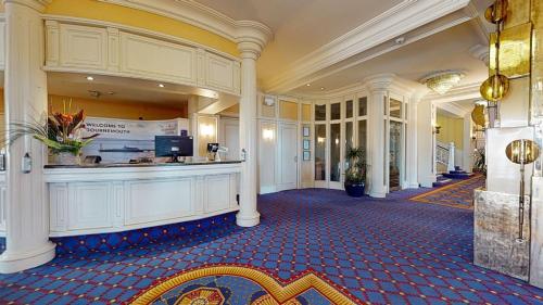 Ο χώρος του λόμπι ή της ρεσεψιόν στο Bournemouth Carlton Hotel, BW Signature Collection