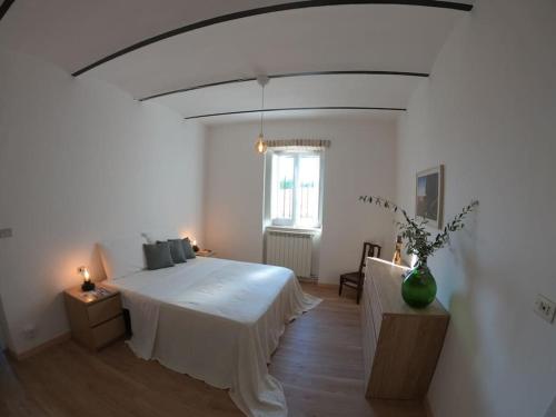 Un dormitorio blanco con una cama grande y una ventana en “La Casetta del 1930” Historic unit from early '900 en Ortona