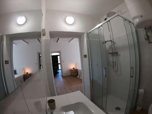 y baño con ducha, lavabo y espejo. en “La Casetta del 1930” Historic unit from early '900 en Ortona