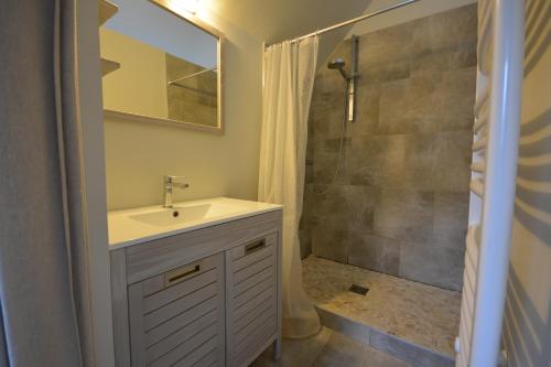 une salle de bain avec un lavabo et une douche dans l'établissement Charmante maison à 100 m de la plage du Crotoy, au Crotoy