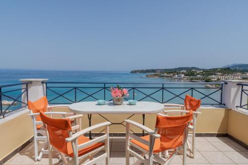 Bella Vista Sea View Apartments, by ZanteWize