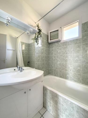 une salle de bain avec un lavabo et une baignoire dans l'établissement Casa De Provence, à Saint-Saturnin-les-Avignon