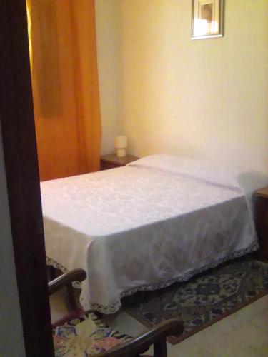 una camera con letto bianco di Il Gelsomino a Custonaci