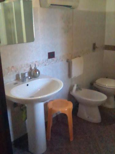 bagno con lavandino e servizi igienici di Il Gelsomino a Custonaci