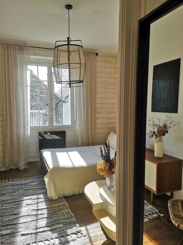 une chambre avec un lit et une grande fenêtre dans l'établissement Appartement une chambre, à Rennes