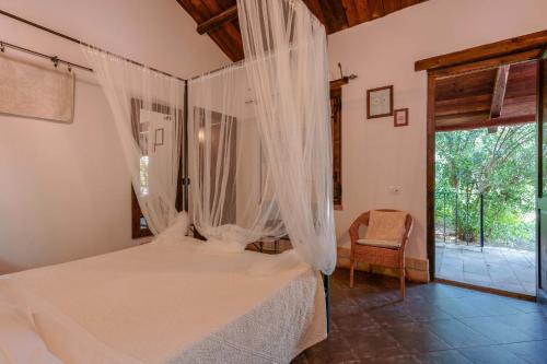 a bedroom with a bed with mosquito netting at Il Monastero in Geremèas