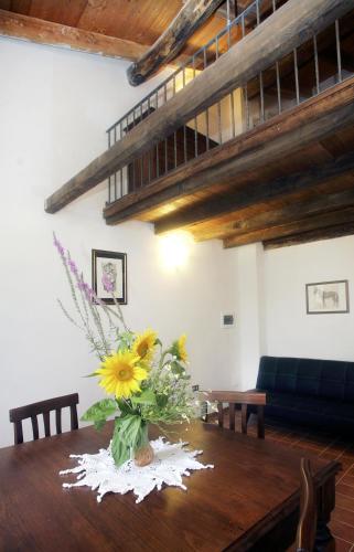 a vase of flowers on a table in a living room at Casa Vacanze Antico Poggio in Poggio San Giovanni