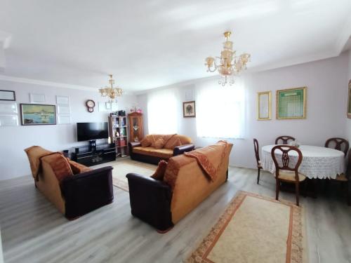 uma sala de estar com dois sofás e uma televisão em KUZEY APART OTEL em Pazar