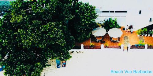 una vista aérea de una playa con sombrillas y mesas en Beach Vue Barbados, en Bridgetown