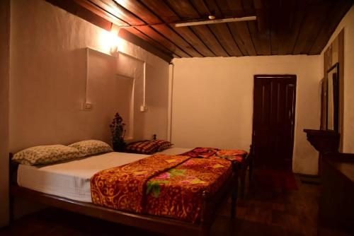 um quarto com duas camas num quarto em Munnar Home Stay em Munnar