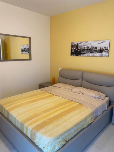 een slaapkamer met een bed in een kamer bij Dream House in Limena