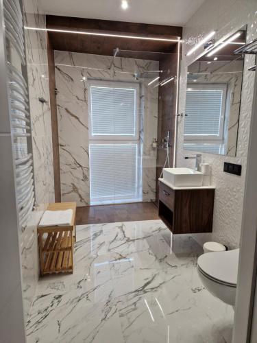 Brossa Apartments, 24h self check in, Klima, AirCond في فروتسواف: حمام أبيض مع حوض ومرحاض